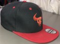 casquette Noir et rouge et logo